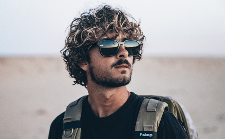 Glorify: Wanderer mit Sonnenbrille
